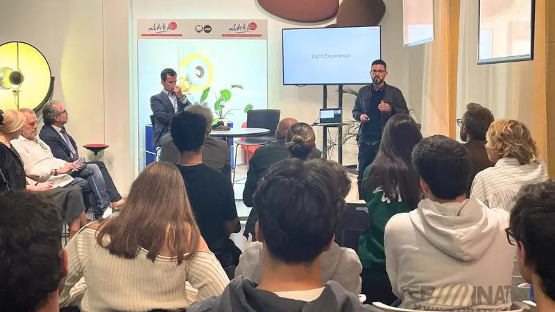 Un ponente habla de pie ante el público en la mesa redonda sobre iluminación de las Jornadas de Arquitectura y Diseño de Lara