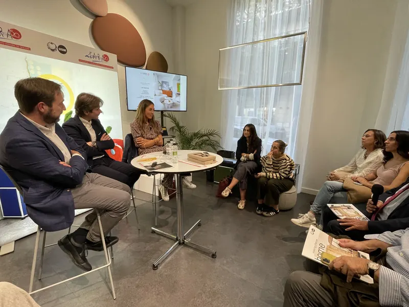 Mesa redonda sobre confort interior en las Jornadas de Arquitectura y Diseño de Lara, con ponentes y público sentados en corro