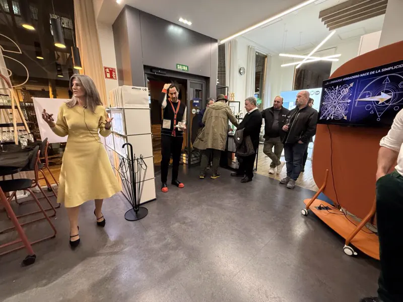 Una ponente habla ante los asistentes en el showroom de Lara