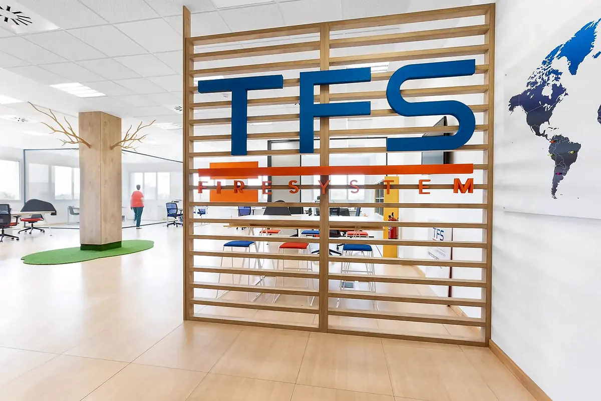 Entrada de Titan Fire System con un frente de lamas de madera que sostiene el logotipo de la empresa